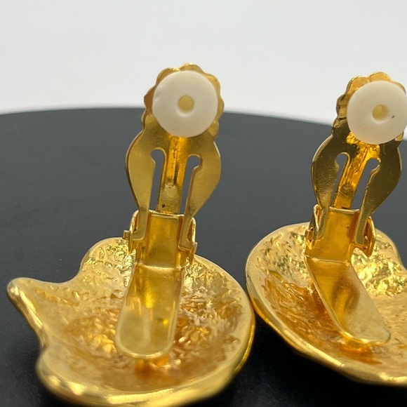 Large Seashell Shiny Polished Gold tone Textured Silver tone  Clip Earrings - Picture 13 of 15